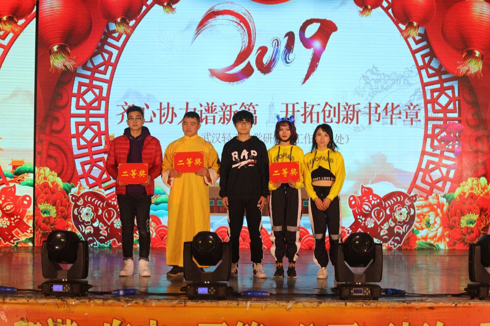 整场晚会的内容流行与古典结合